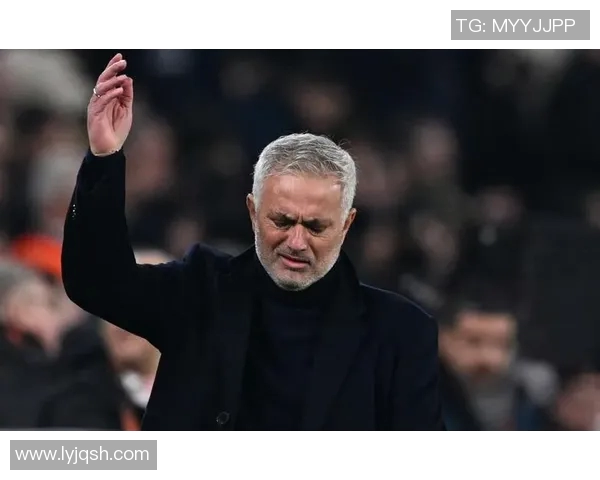 足球明星如何通过平民化形象赢得球迷的心与支持